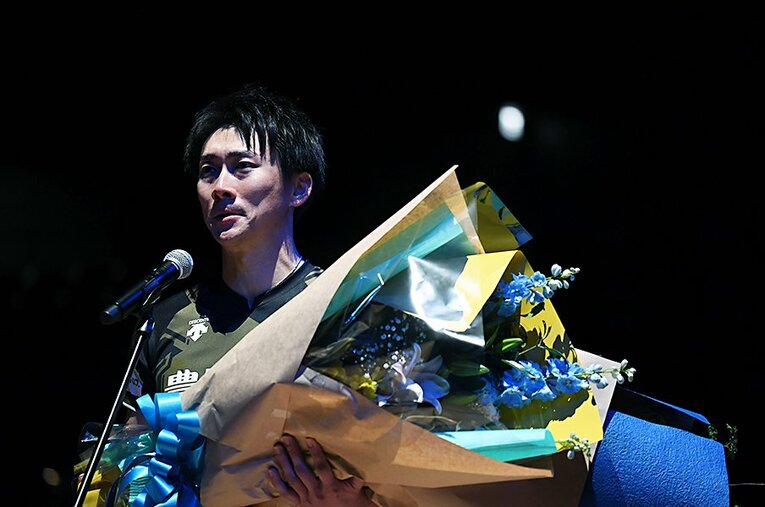 前身の豊田合成トレフェルサ時代からチームを牽引してきた高松。同級生・内山とともに引退セレモニーを行った ／ photograph by WOLFDOGS NAGOYA