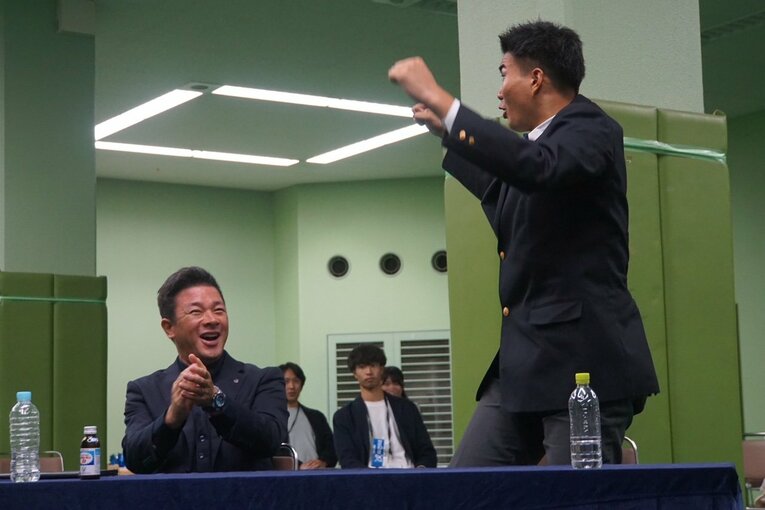 オリックス3位指名、山口廉王（仙台育英高）。ドラフト指名の瞬間。山口の視線の先には70名弱の野球部員がいる【4枚目／全4枚】 ©Kei Nakamura