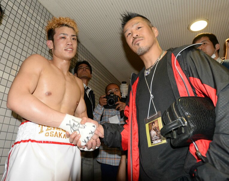 デビュー戦をKO勝利で飾り、父と握手をかわす辰吉寿以輝　©JIJI PRESS