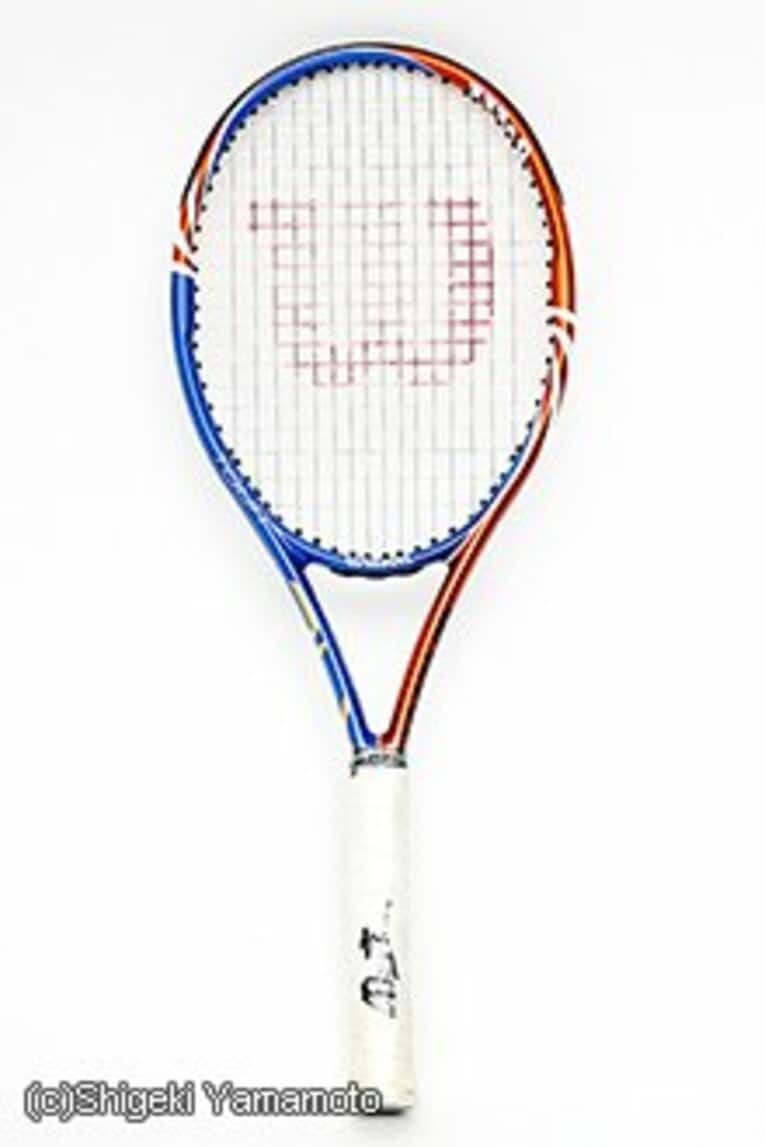 TOUR BLX ORANGE×BLUE（ツアー・ビーエルエックス　オレンジ×ブルー）
			・使用時の年齢 20歳（2010年）
			・使用時の主な戦績 全米オープン2回戦で5時間の激闘の末、第11シードのチリッチに勝利。
			・素材 バサルト・ファイバー＋カロファイト・ブラック＋グラファイト
			・全長 27.25インチ　重量 289g平均（一般市販モデルの場合）
			・フェイス面積 95平方インチ
			・販売当時の定価33000円  