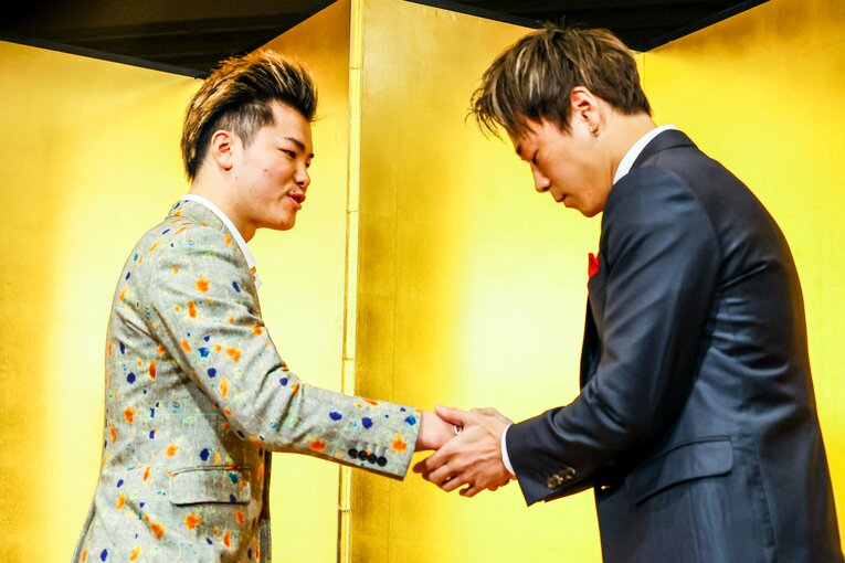 2021年12月、記者会見で握手をかわす那須川天心と武尊。ファンが待ち望んだ“夢の対決”は6月19日に行われる　©Susumu Nagao