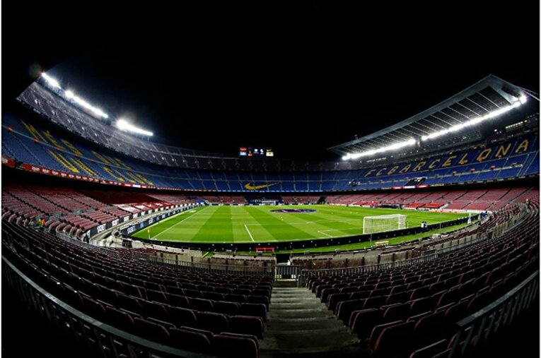 スタジアム内の観客席は無人だった