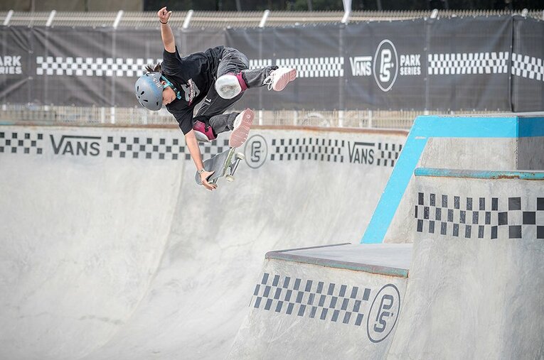 昨秋から岡本碧優がルーティーンに取り入れた“キックフリップインディー”。五輪本番で金メダルを獲得するにはさらなる難易度のトリック習得が不可欠だ。 ／ photograph by Yoshio Yoshida