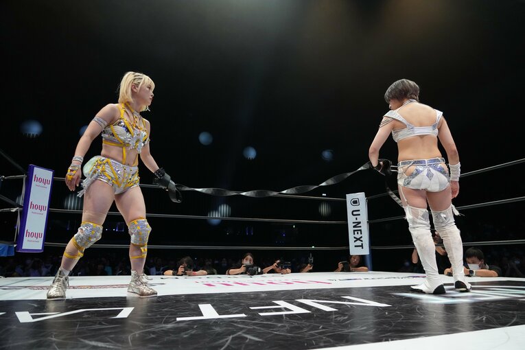 久々の一騎打ちは互いの左手を革紐で結ぶ「インディアン・ストラップマッチ」での対戦　©Essei Hara