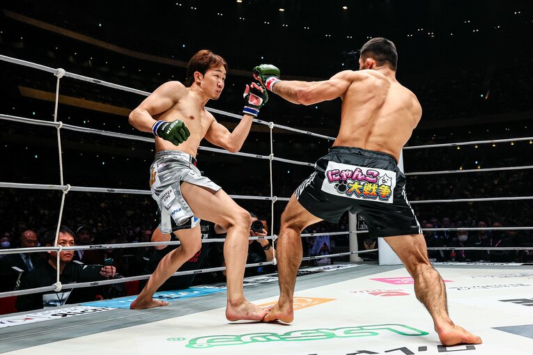 序盤の攻防、右フックを狙う朝倉未来　©RIZIN FF Susumu Nagao