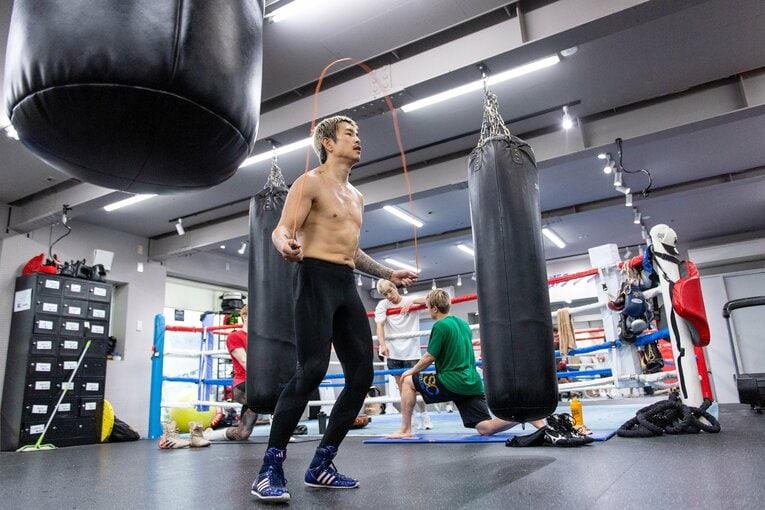 志成ジムで汗を流す井岡一翔　©Takashi Shimizu