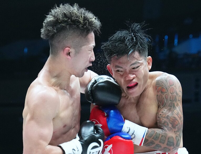 「過去イチの相手」アンカハスに至近距離で左フックを打ち込む井上拓真　©Naoki Fukuda