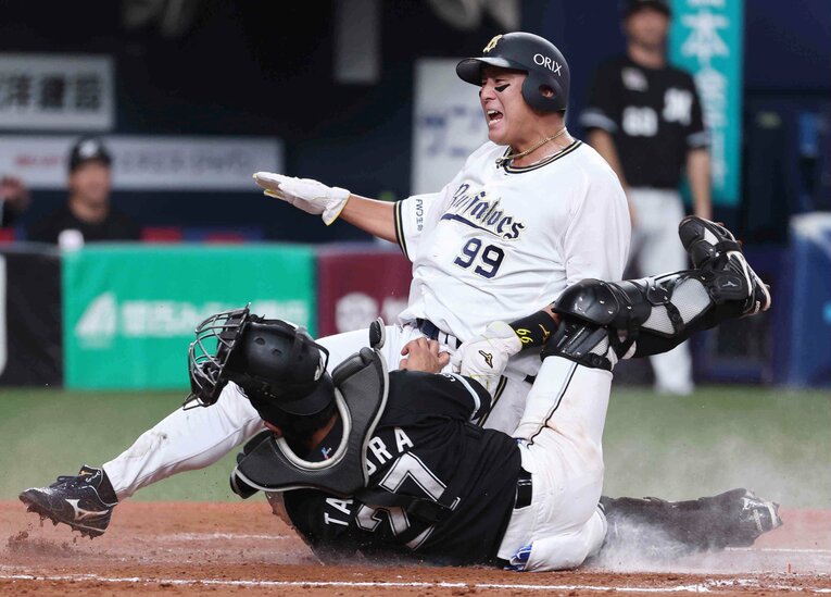 優勝を決めた20日のロッテ戦の7回、杉本は紅林のタイムリーに激走しガッツ溢れるスライディングで生還　©︎JIJI PRESS