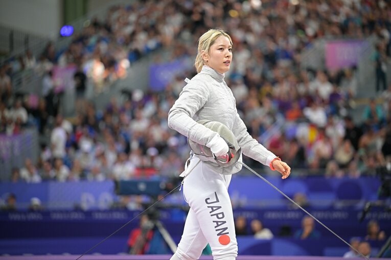 女子サーブル個人2回戦、江村美咲vs.オレナ・クラバツカ　©JMPA