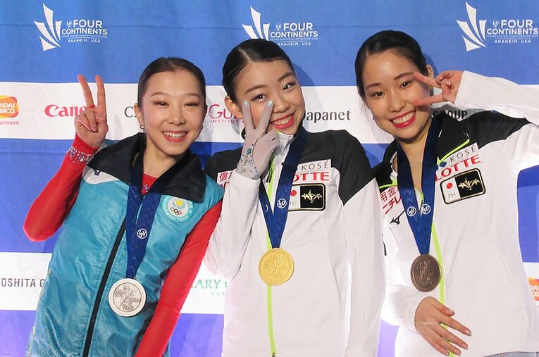左から、銀メダルのエリザベタ・トルシンバエヴァ（カザフスタン／18歳）、紀平梨花（16歳）、三原舞依（19歳）。 ／ photograph by Akiko Tamura
