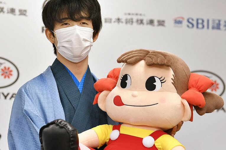 9月13日に叡王を獲得し、史上最年少三冠になった藤井聡太氏。記念のマスコット「ペコちゃん」を贈られたことも話題に ／ photograph by KYODO