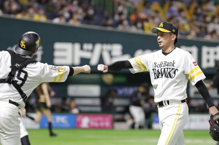 10月10日のロッテ戦、８回１失点と好投した東浜と捕手の甲斐。これで自身は先発で５連勝となった ／ photograph by KYODO