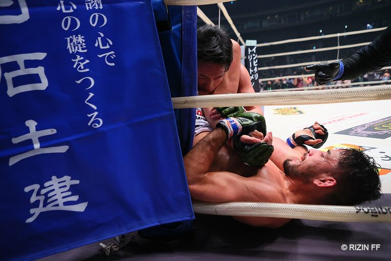 【RIZIN】朝倉海の勝因と朝倉未来の敗因は同じ？ なぜ弟は“フルスイング8連発”で勝ち、兄は三角絞めで失神したのか(14)