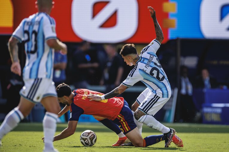 テレビ映像では伝わり切らないアルゼンチンvsスペインの決定的瞬間…写真は右に続きます　©Kiichi Matsumoto/JMPA