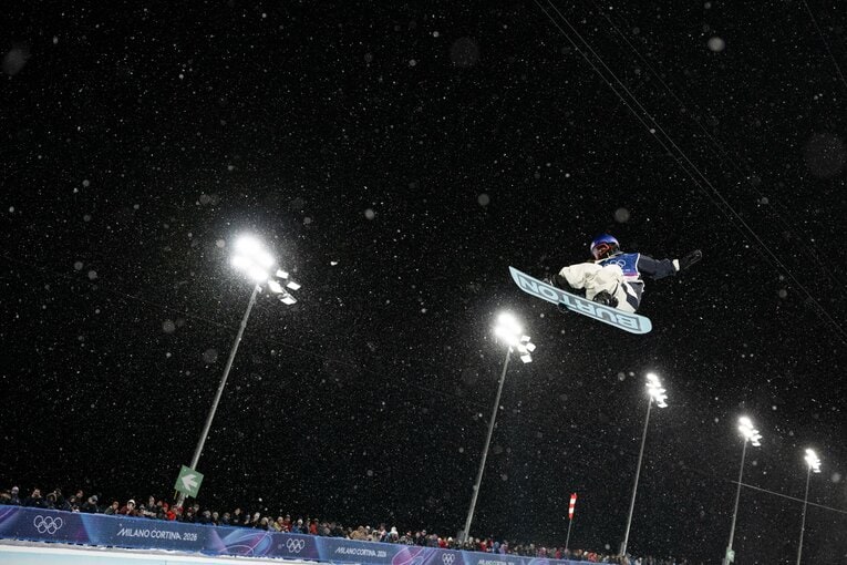 宙を舞う小野光希のルーティーン　©Nanae Suzuki/JMPA