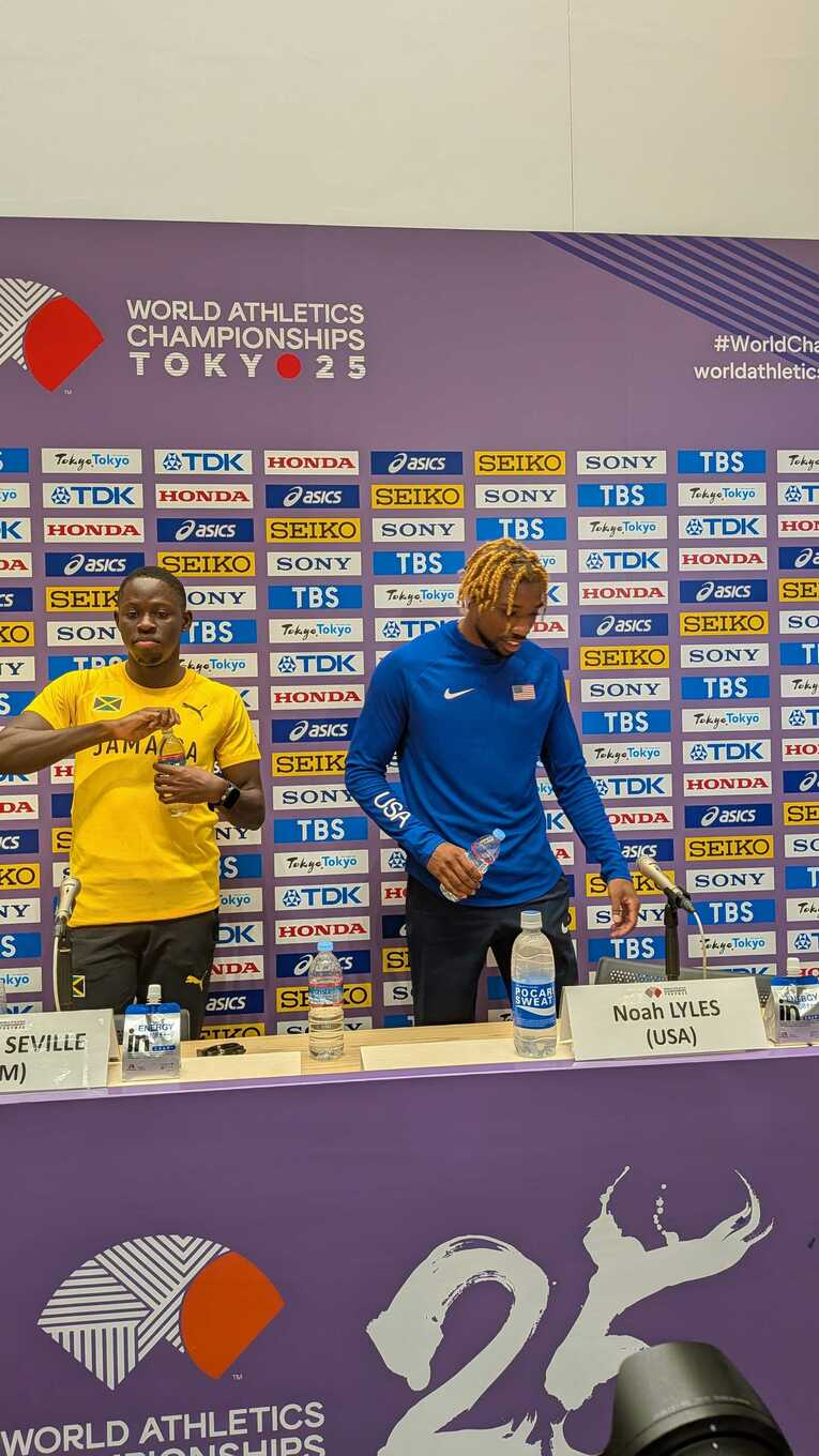 100m後のメダリスト会見に臨むライルズ　©Number