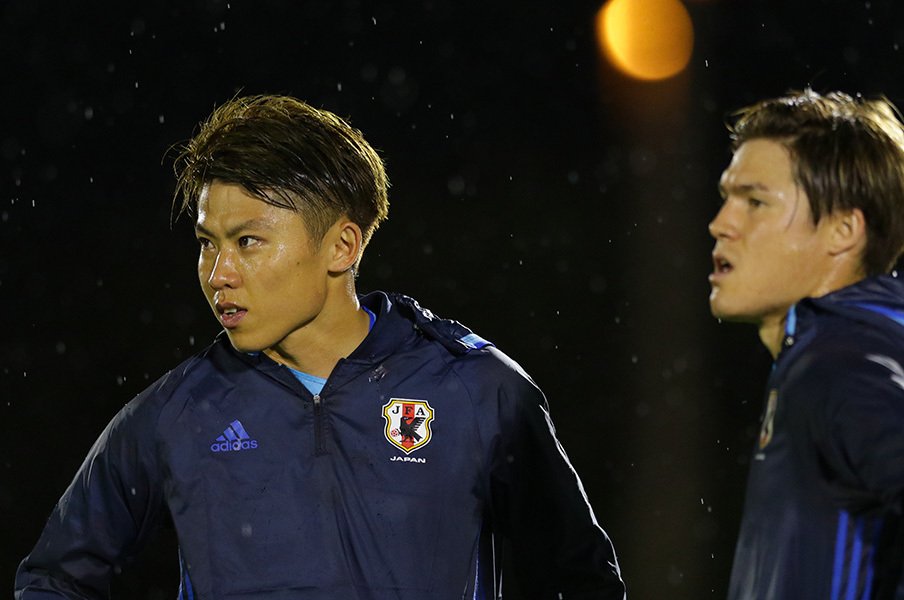 太田宏介が上げ、小林悠が仕留める。同級生で、親友で、ずっとライバル。<Number Web> photograph by JFA