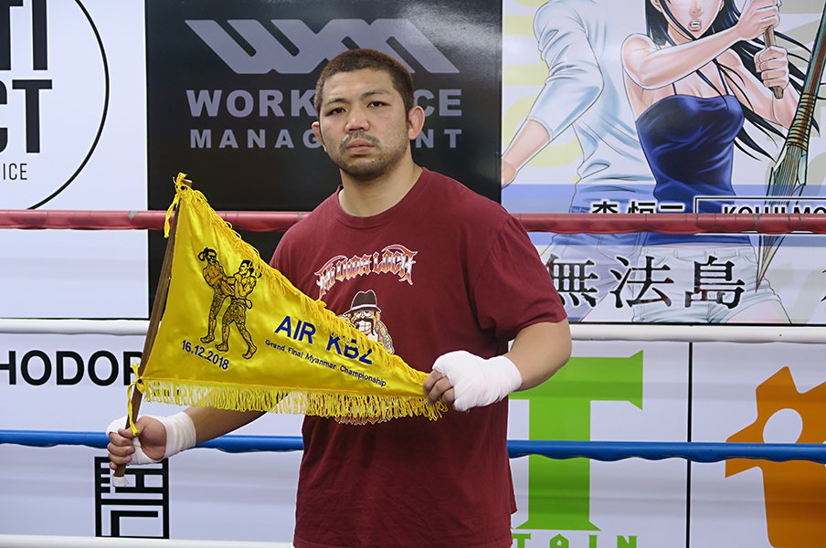 【世界一危険な格闘技】デビュー戦で顔ボコボコ…元ホームレスの“ハンカチ世代”格闘家がミャンマーに学校を建てた話<Number Web> photograph by Tetsuya Urabe