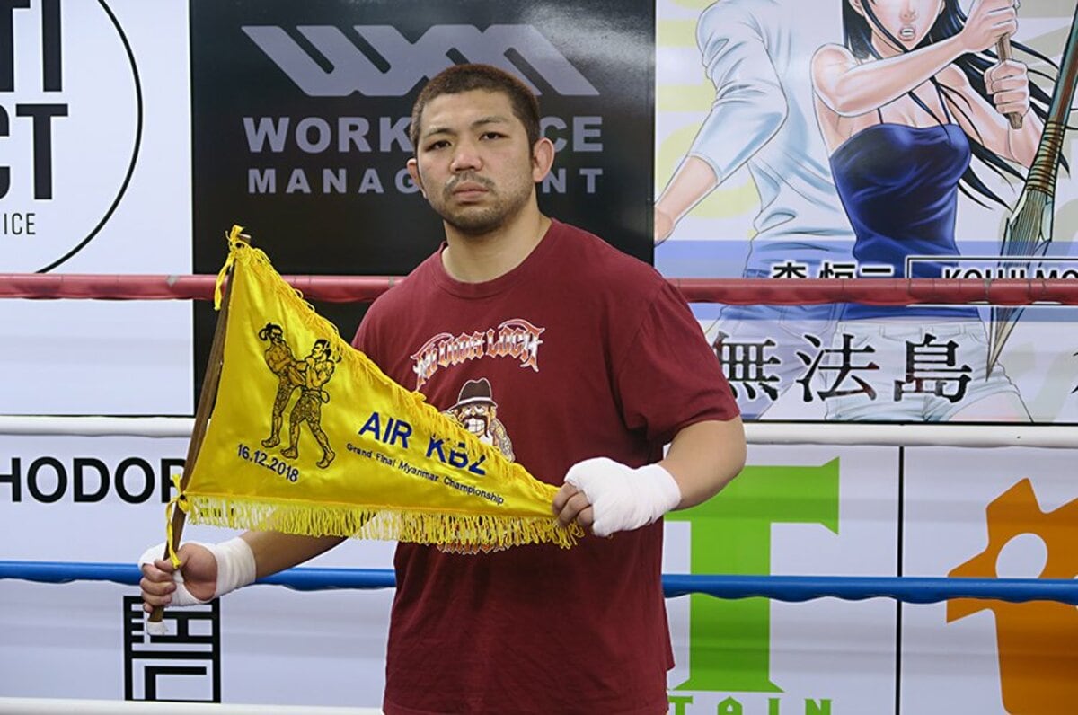 世界一危険な格闘技】デビュー戦で顔ボコボコ…元ホームレスの“ハンカチ
