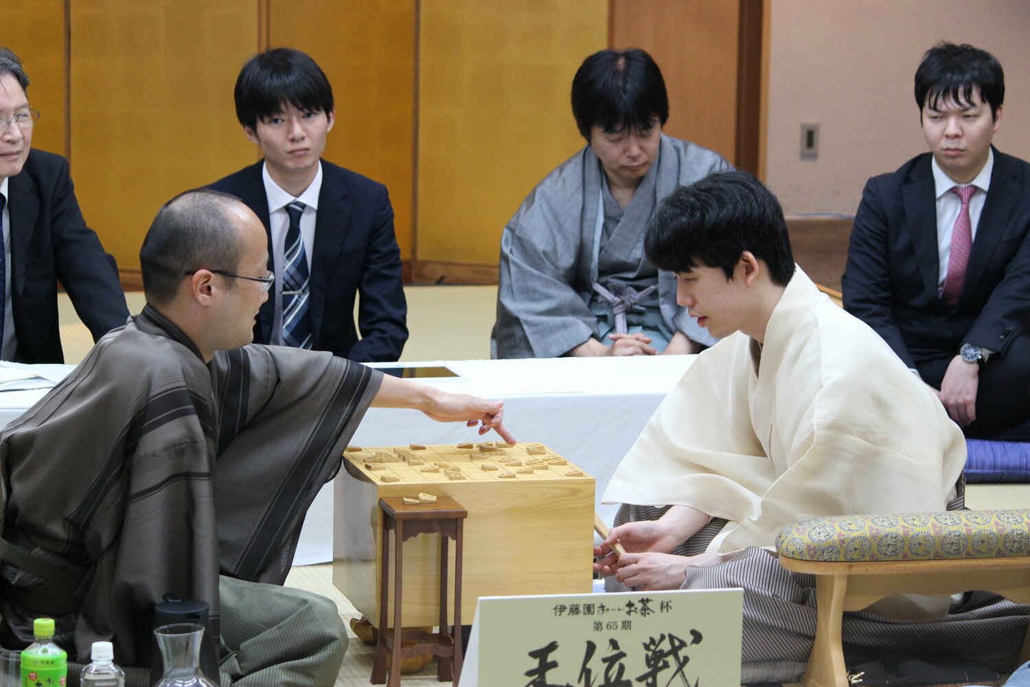 感想戦で指し直し局の終盤を振り返る渡辺明九段　©Number Web