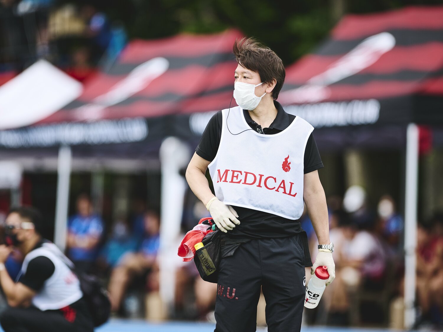 試合中も休む暇はない。タッチラインに沿って、ボールを追って移動し続ける