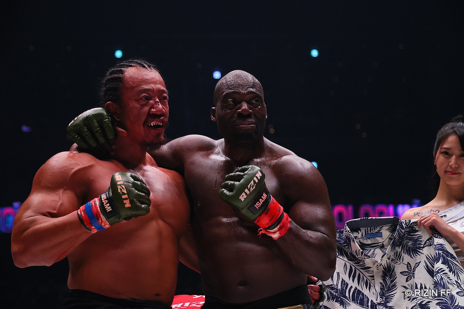 試合後には互いの健闘を称え合った2人 ©RIZIN FF