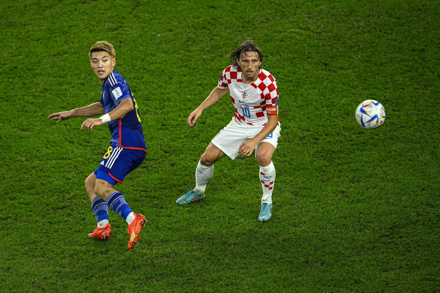 カタールW杯クロアチア戦での堂安とモドリッチ　©Takuya Sugiyama/JMPA