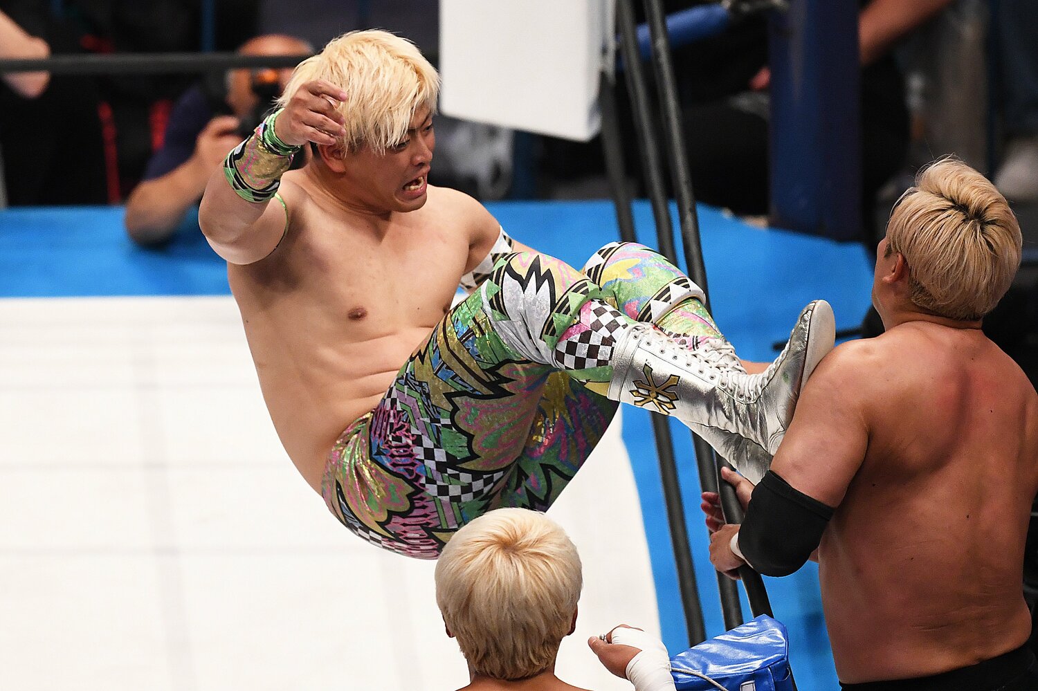 ドロップキックでオカダ・カズチカをリング外に蹴り落とす清宮海斗