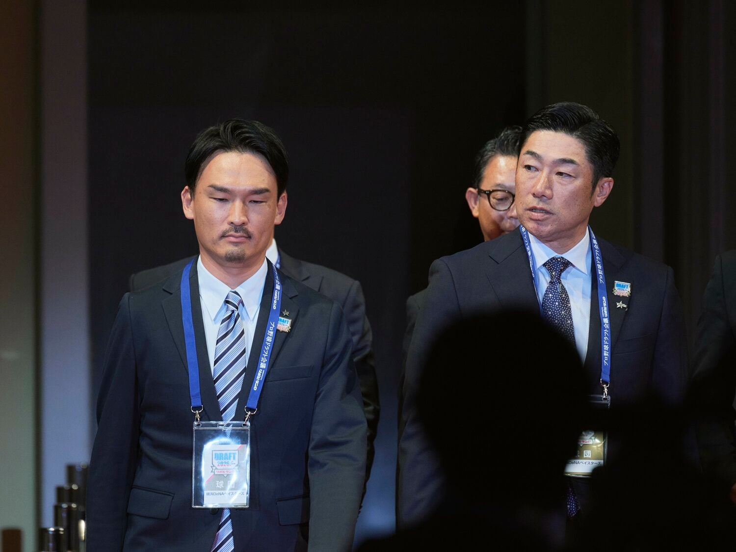 ドラフト会議に臨んだ長谷川部長(左)と相川監督(右) ©Yuki Suenaga