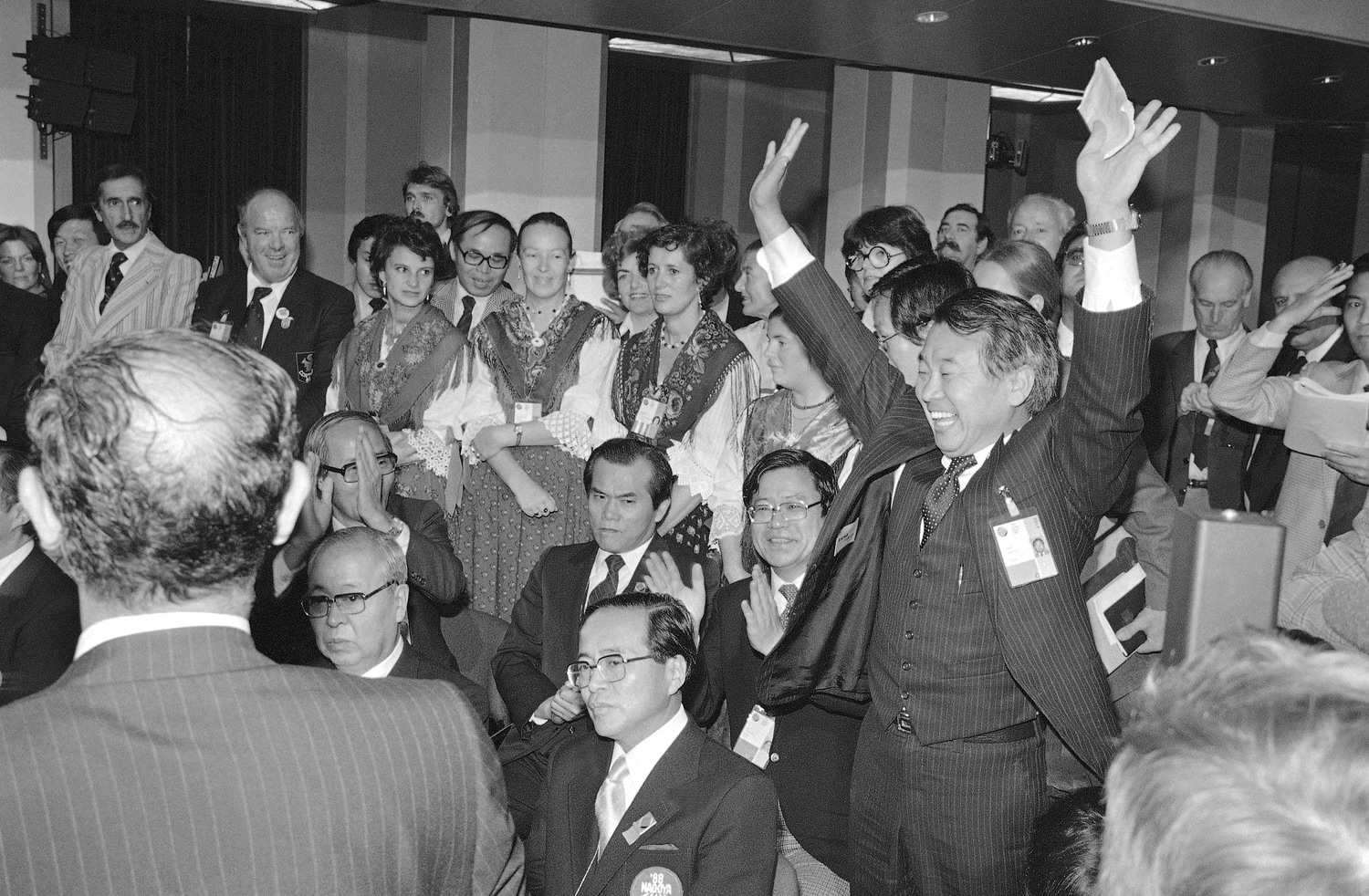 1981年9月30日のIOC総会。88年の五輪が決定し喜ぶソウル関係者。手前で意気消沈するのが仲谷義明愛知県知事（当時）ら　©AFLO