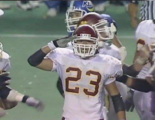 トレードマークとなった敬礼ポーズ、ポジションはフリーセーフティ（FS）　写真は本人提供