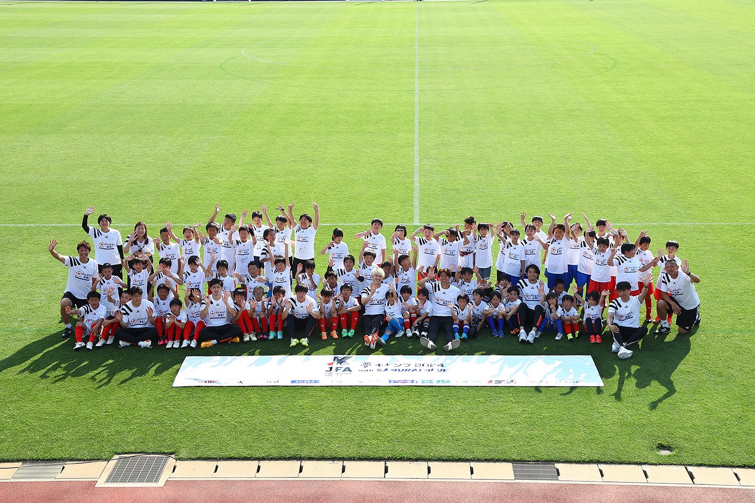 6月1日、高円宮記念JFA夢フィールドで開催された「夢キャンプ 2024 with SAMURAI BLUE」には、能登半島地震で被害を受けた地域から70人の小学生が参加した　©JFA