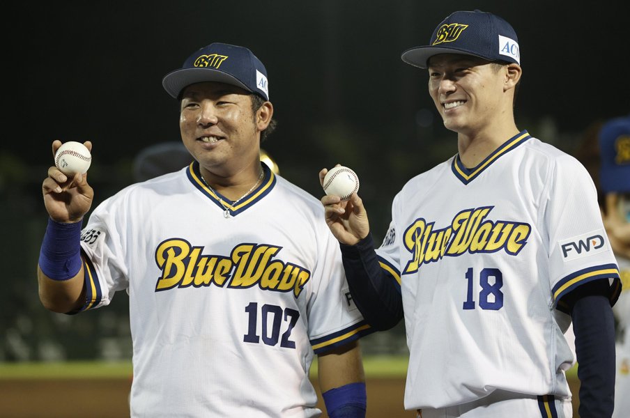 山本由伸（右）と一緒にお立ち台に上がる大下誠一郎　©Kyodo News