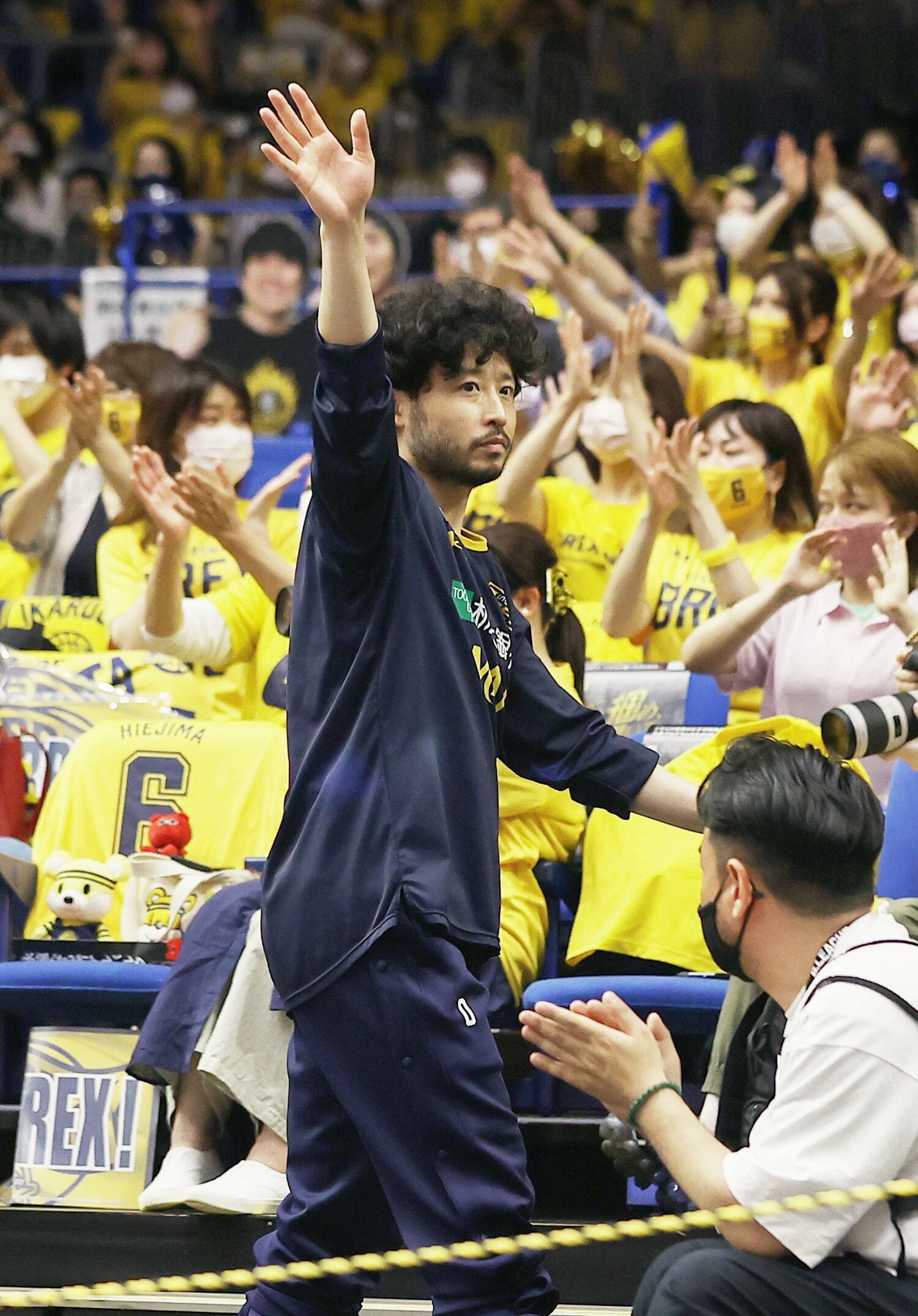 昨シーズンのファイナル、千葉ジェッツに敗れコートを後にする宇都宮ブレックスの田臥 ©KYODO