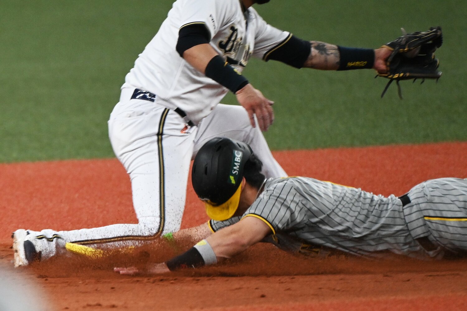 日本シリーズ第1戦で奇襲ともいえる二盗をヘッドスライディングで決めた佐藤輝明　©︎Naoya Sanuki