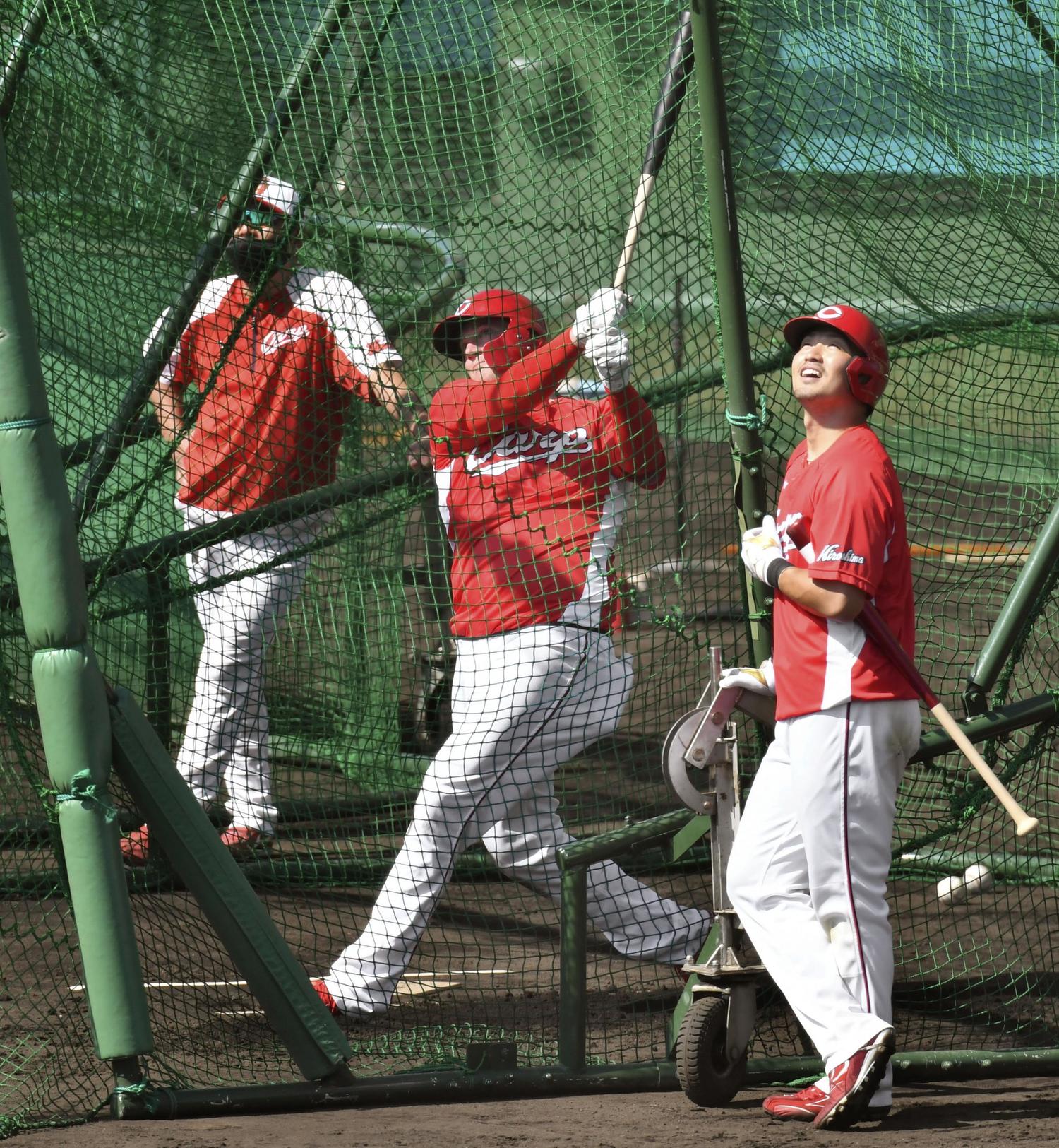 フリー打撃で柵越えを連発した広島・クロン（中央）。その横には打球を見上げる鈴木誠也が　©KYODO