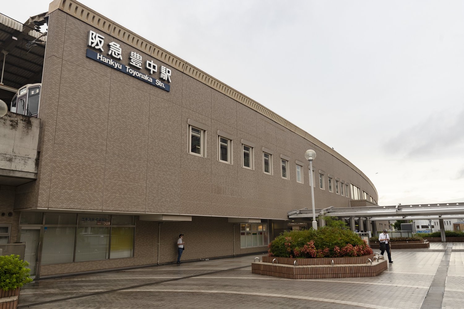 阪急豊中駅。“高校野球”が生まれた豊中運動場は反対の北側にある