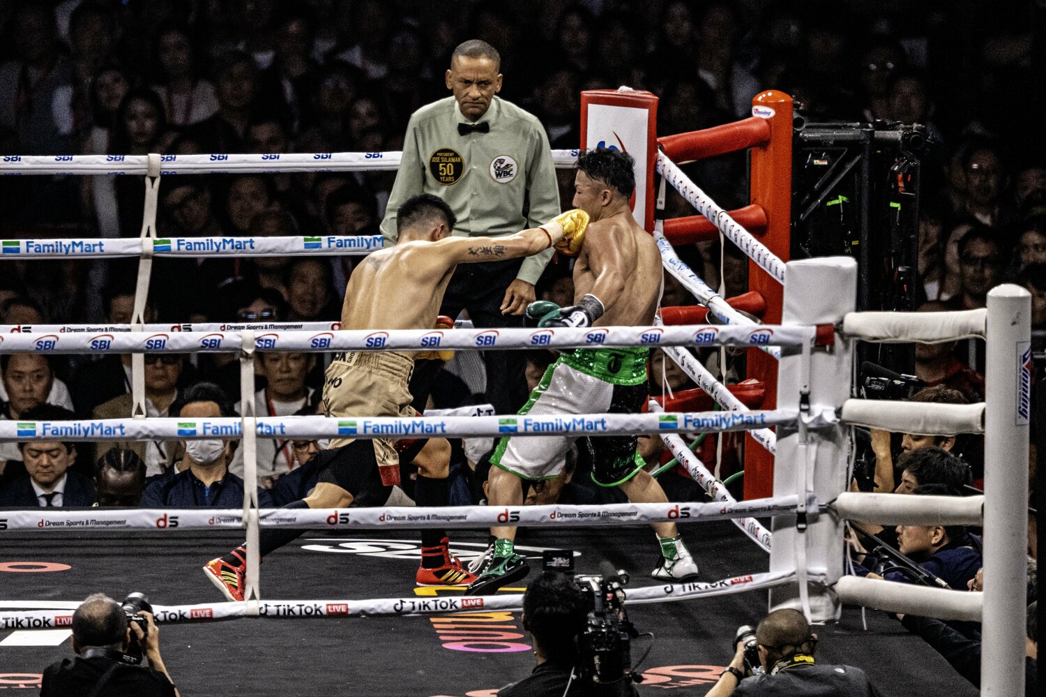 中盤以降にプレスを強めた井岡一翔だが、井上拓真からポイントを奪い切るところまでは及ばず…  ©️Takuya Sugiyama