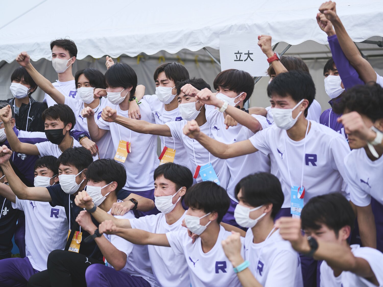 2022年、就任4年目で箱根駅伝本戦出場を決め、選手たちと一緒に喜ぶ上野　©Yuki Suenaga