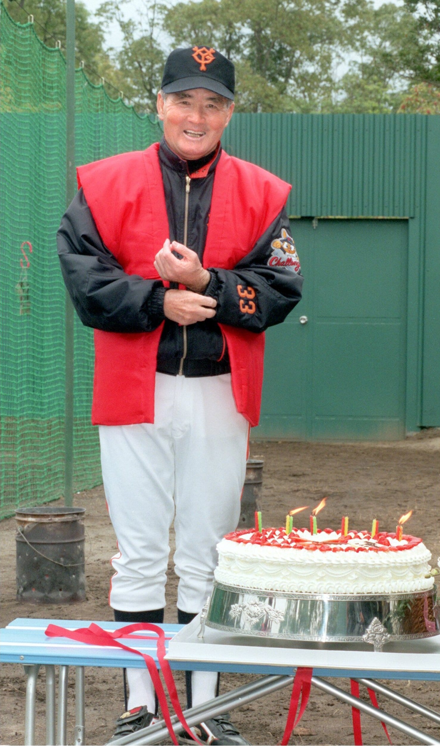 60歳の還暦のお祝いに赤いチャンチャンコを着て笑顔のミスター　©︎SANKEI SHIMBUN