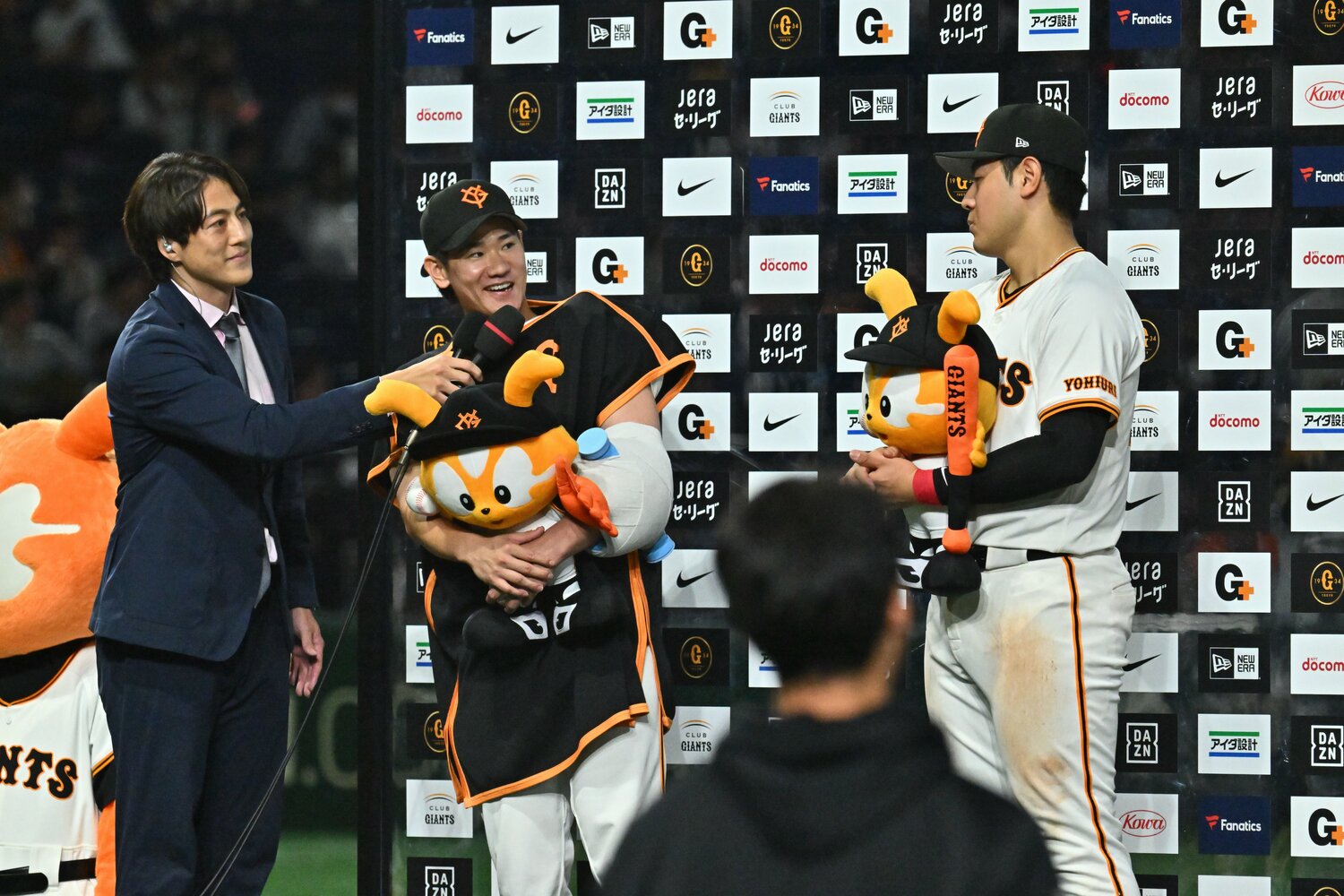 2勝目をあげた中日戦後、4番の岡本和真とともにお立ち台でインタビューを受ける井上　©︎Hideki Sugiyama