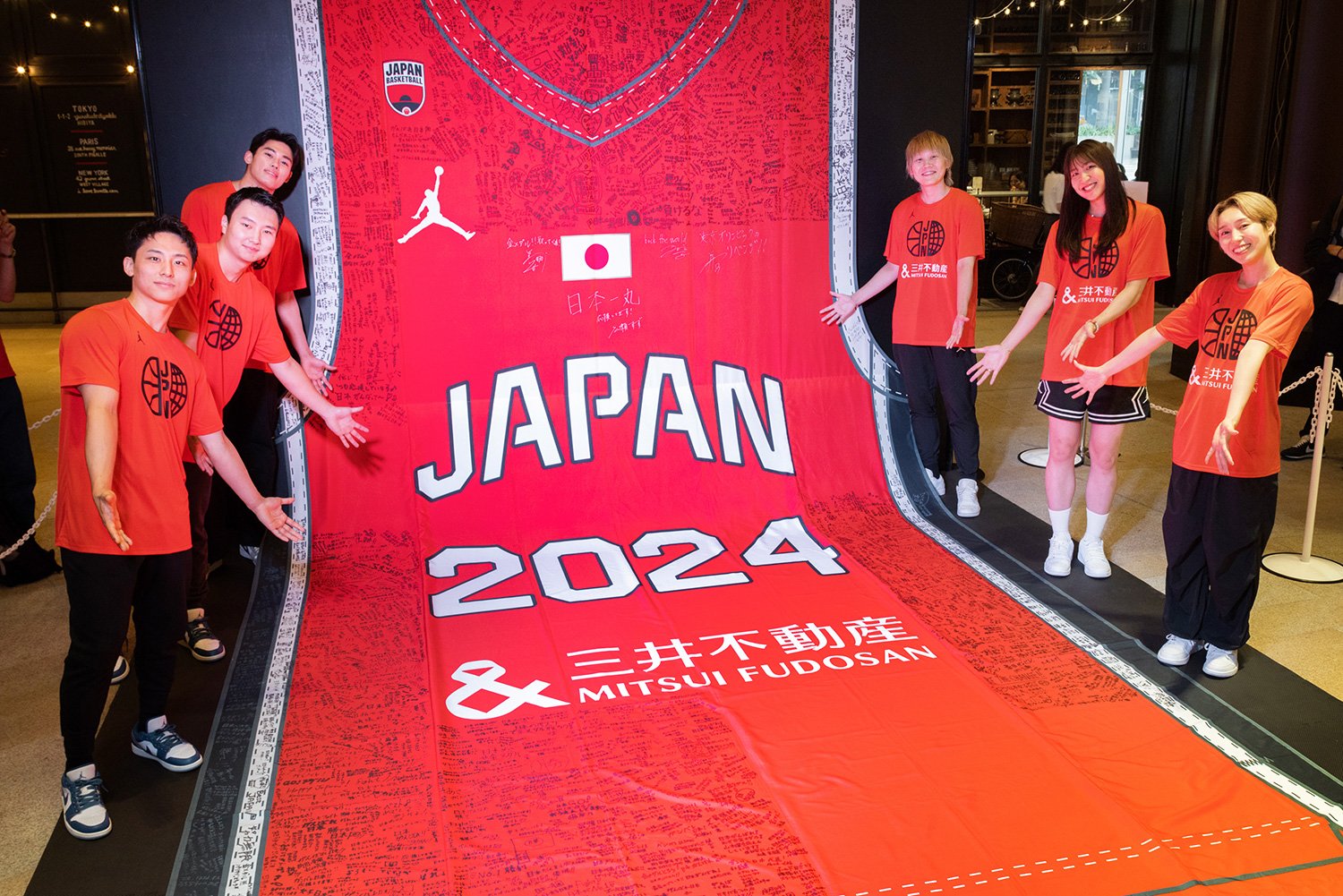 三井不動産 presents バスケットボールTEAM JAPAN パリ2024 オリンピック壮行会で紹介されたジャイアントユニフォーム