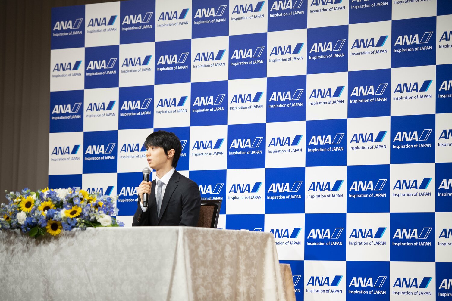 会見冒頭では、“フライング報道”についても言及し、そのうえでファンへの感謝を述べた羽生