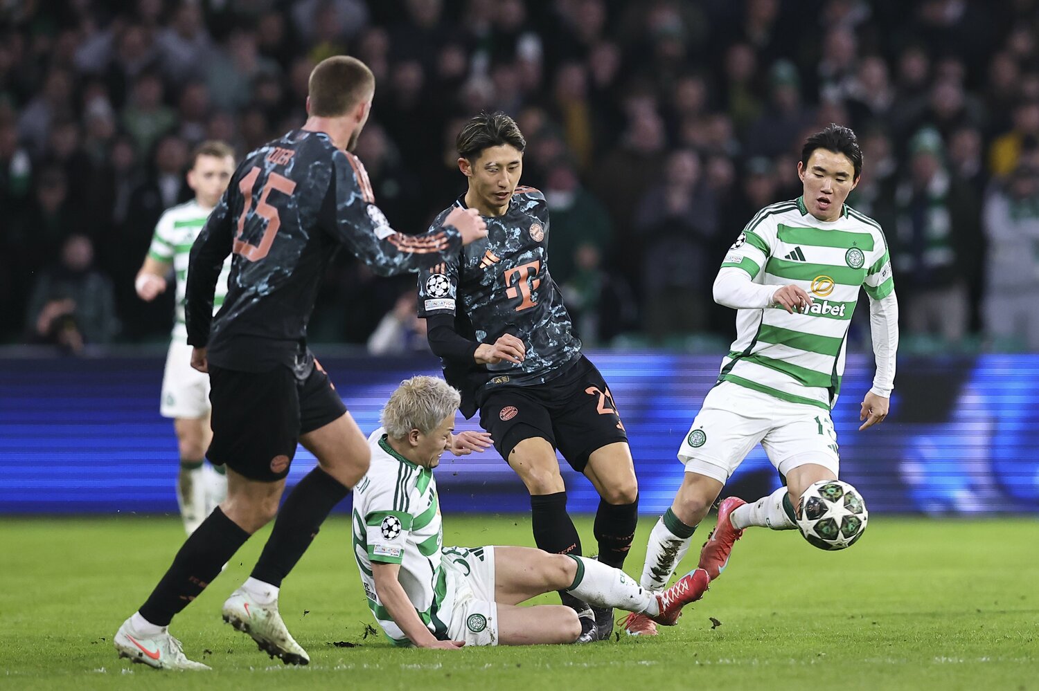 “バイエルン初戦”となったCLセルティック戦では前田とマッチアップした　©Getty Images