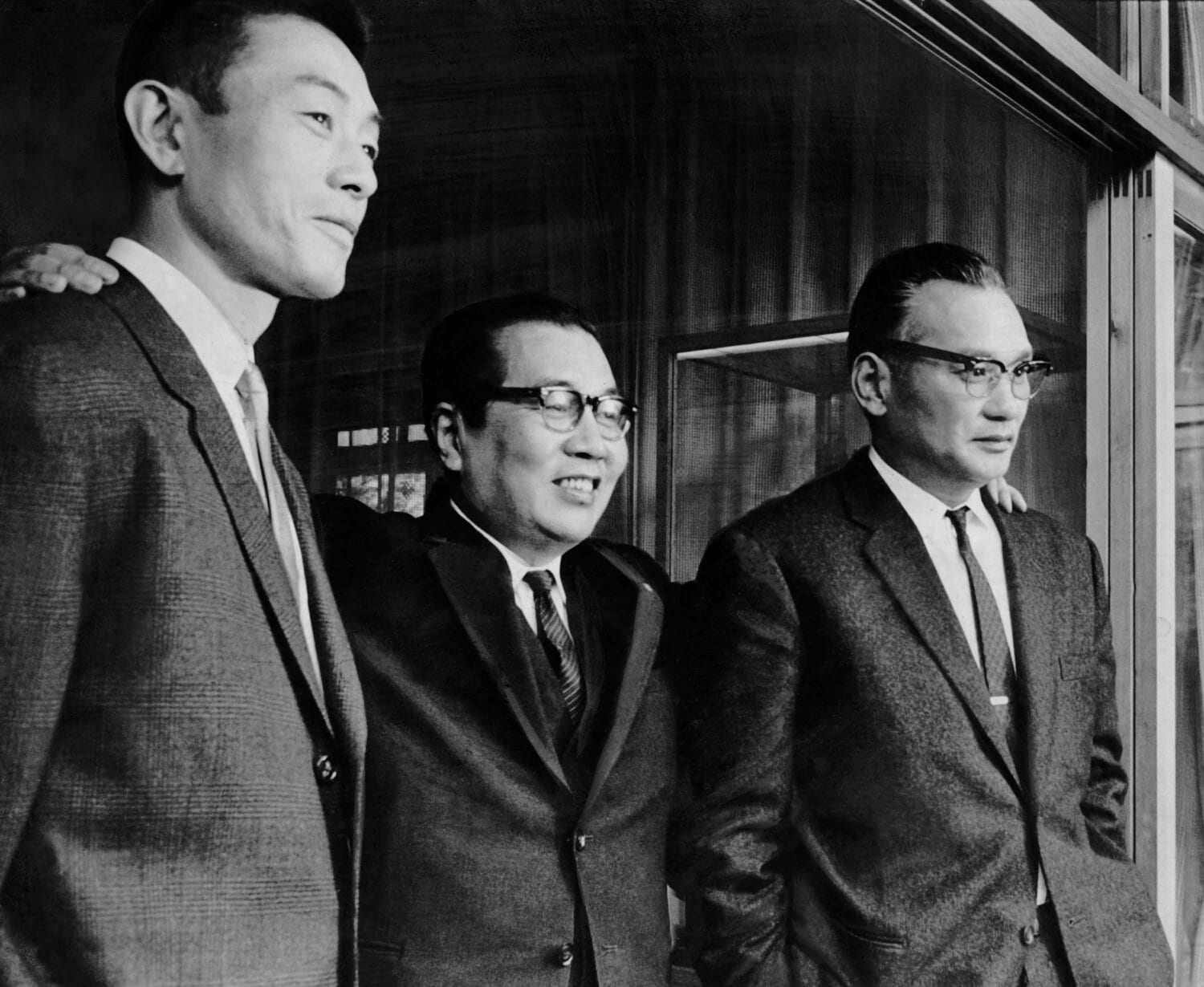 1964年11月25日、衝突した広岡達朗と川上哲治監督の「手打ち」のために行われた会談。中央は巨人軍オーナーの正力亨　©JIJI PRESS