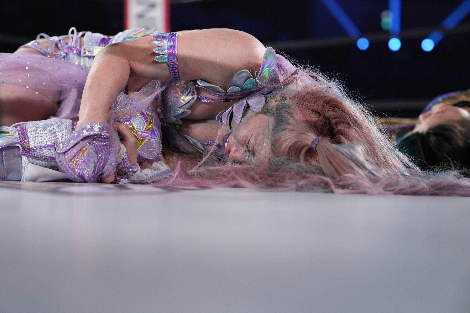 左ヒザを抱えて苦悶の表情を浮かべる中野たむ　©Masashi Hara