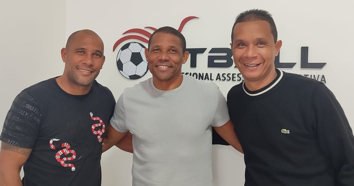 代理人事務所の共同経営者と（左は弟ラミーロ）　©Hiroaki Sawada