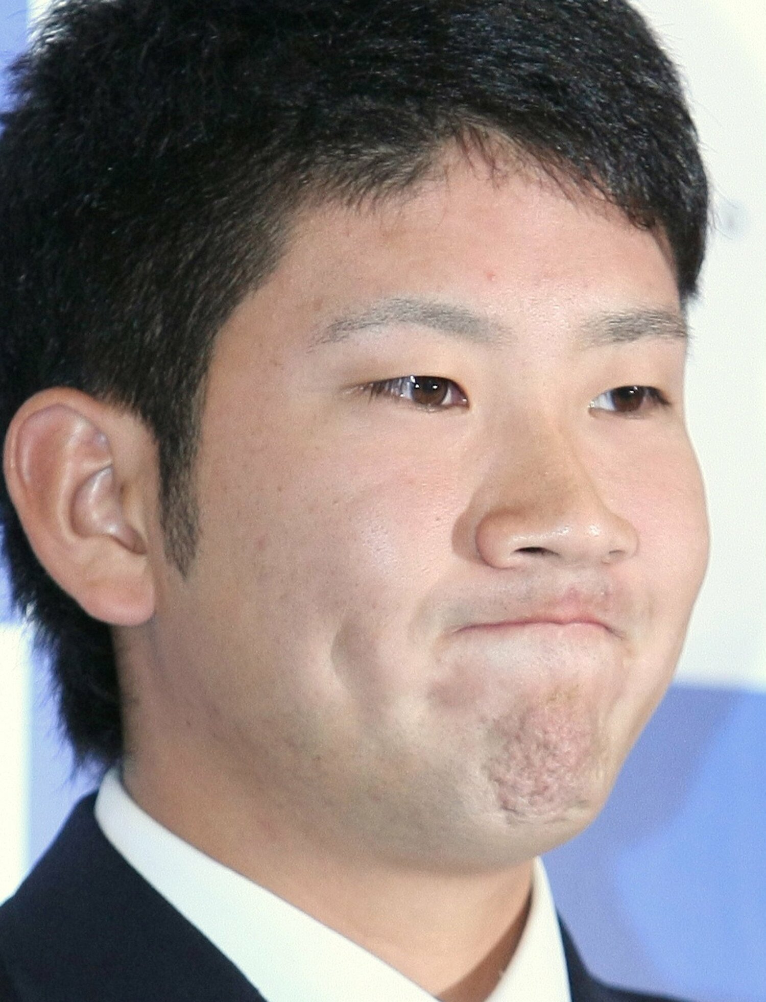 日ハムの指名権獲得を見て、複雑な表情を浮かべた菅野　©JIJI PRESS