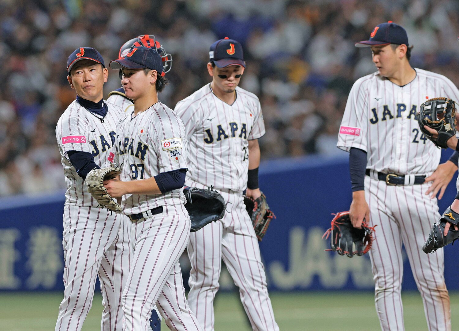 豪州戦の6回、先発の井上温田大をスイッチするためマウンドに向かった井端弘和監督（左）　©︎JIJI PRESS