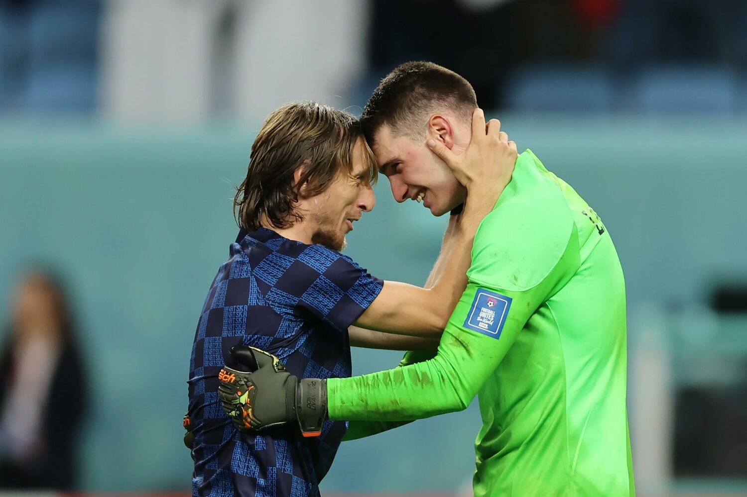 日本戦後、ルカ・モドリッチと。W杯予選で自信を喪失した守護神をキャプテンが叱咤したエピソードはよく知られている　©Getty Images